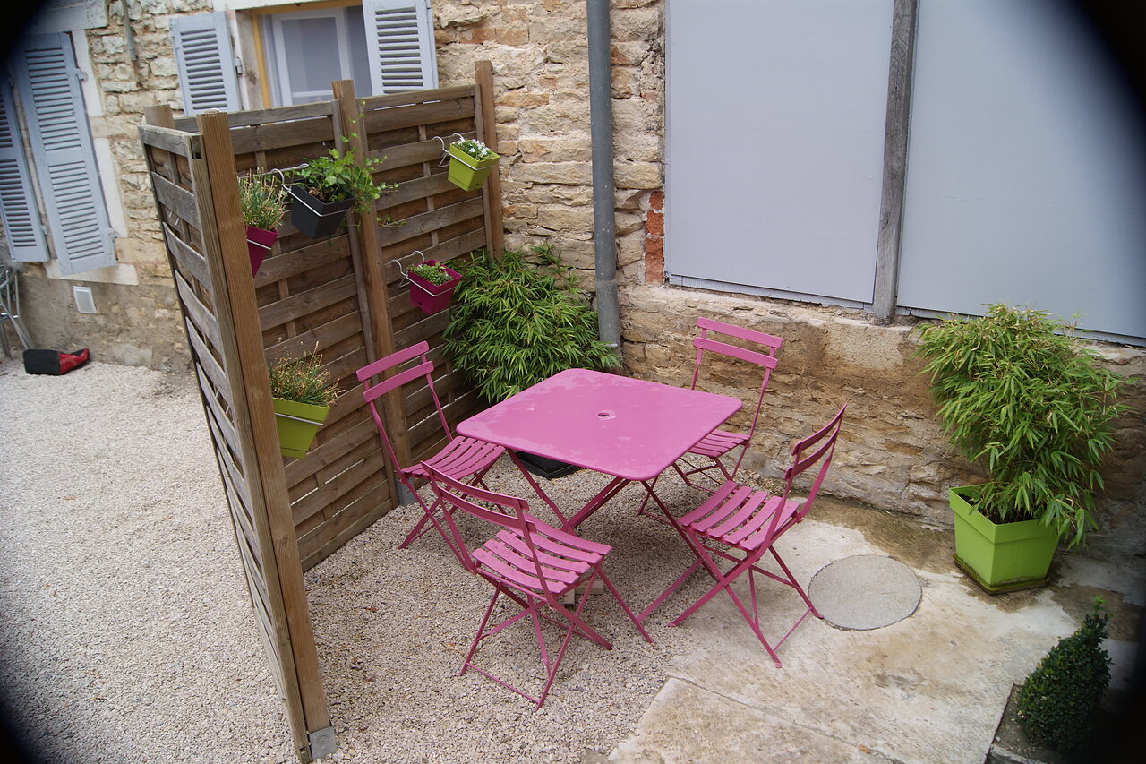 La cour privative, sa table et ses chaises