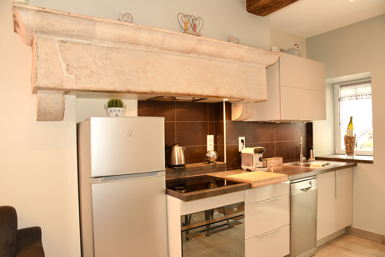 The kitchen under the Burgundian chimney