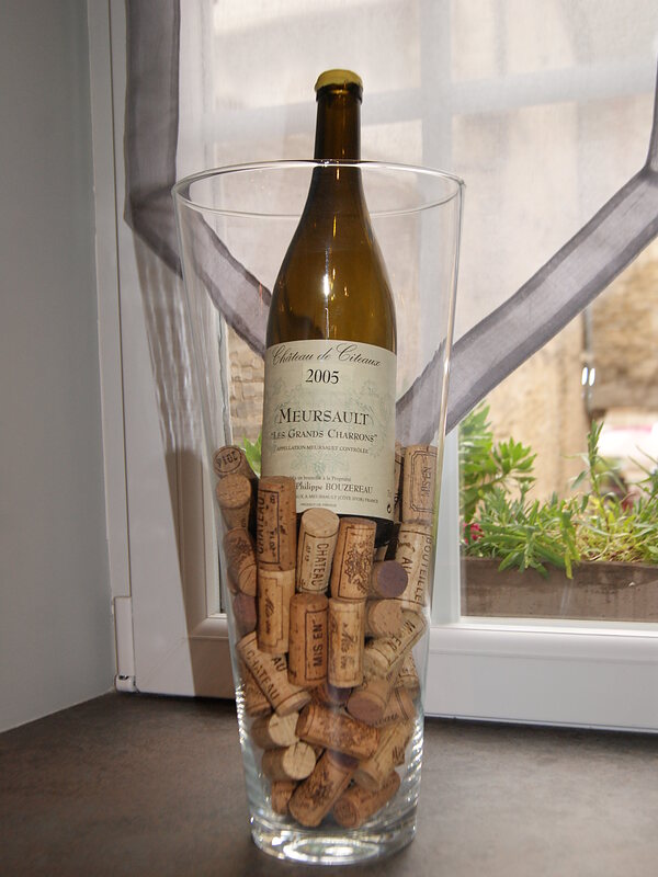 Une bouteille de Meursault et les bouchons de la maison