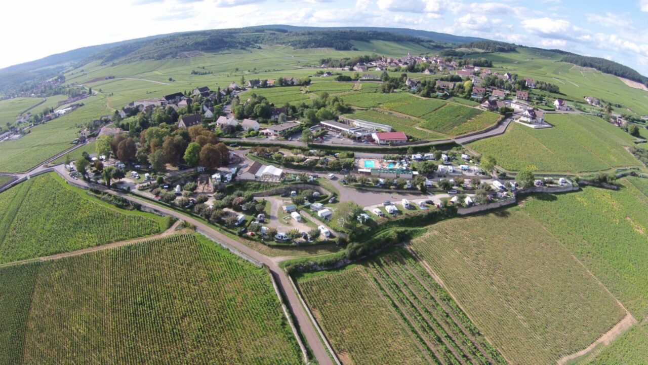 Vue aérienne du village de Meursault entouré de ses vignes