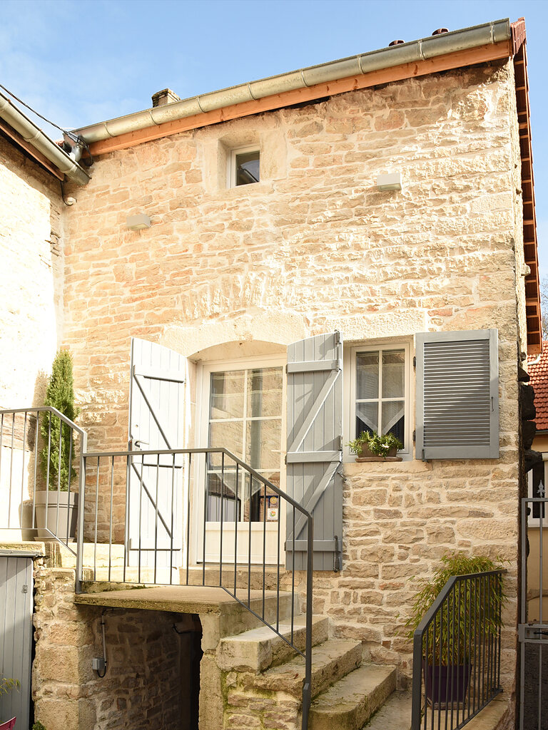 La façade en pierre et son escalier extérieur