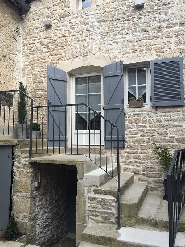La façade en pierre et son escalier extérieur