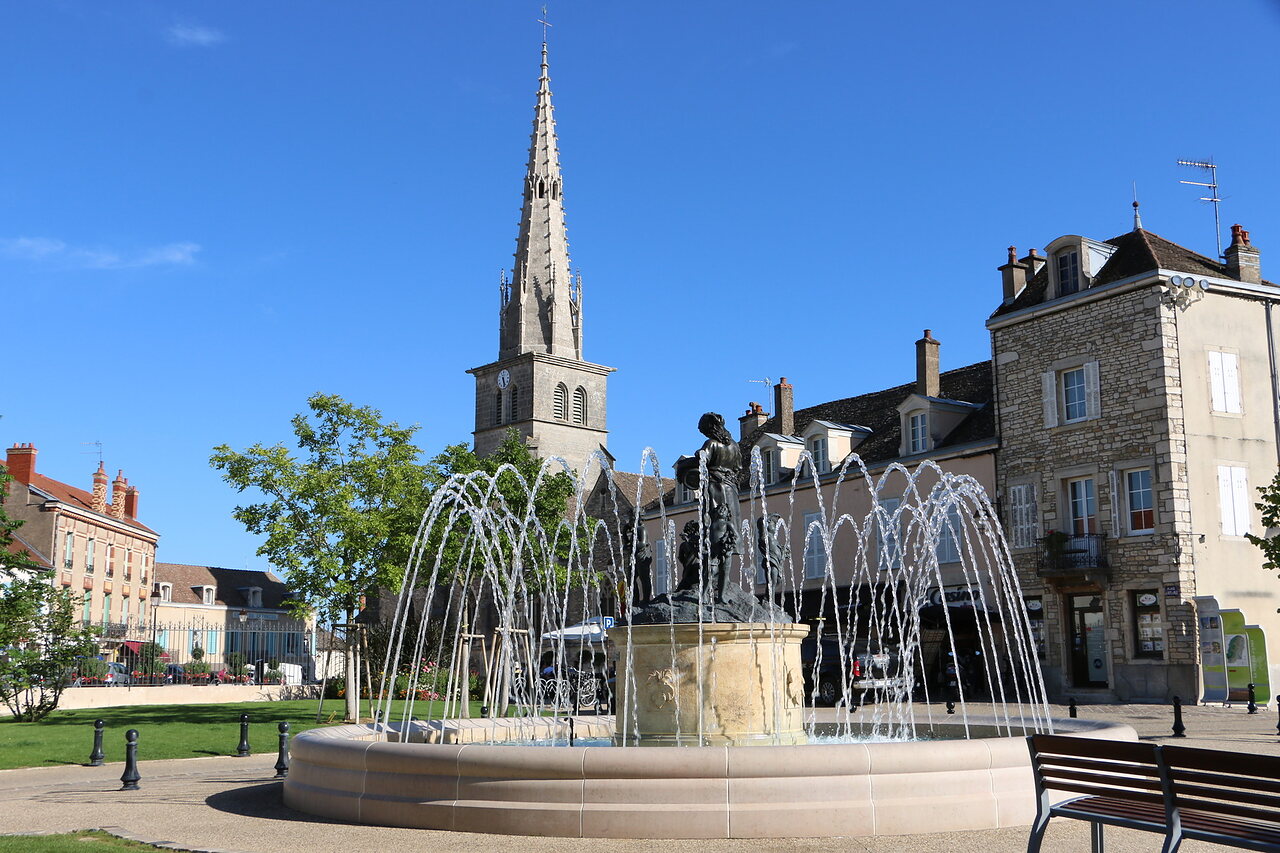 La place de l’Hôtel de Ville de Meursault, sa fontaine et le clocher