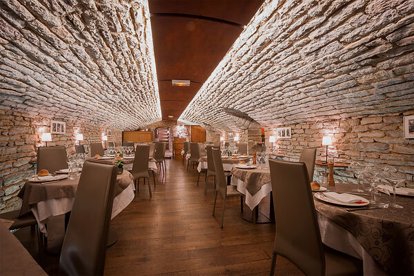 Classic French cooking and Burgundian specialities in a vaulted 17th-century cellar.