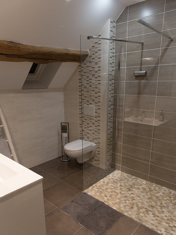 Le WC suspendu et la douche